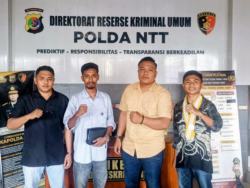 Tim Hukum Keluarga Vika Serwutun datangi Dirkrimum Polda NTT menyerahkan Memorandum Hukum kepada Wasidik.