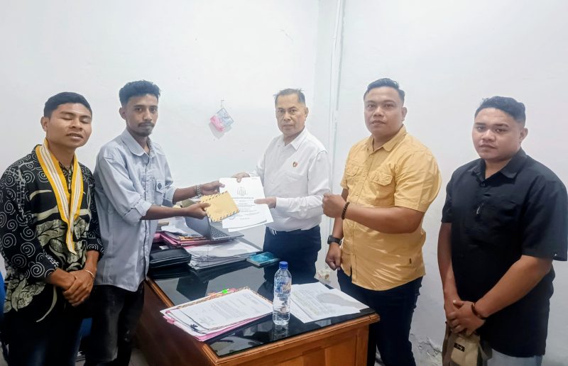 Tim kuasa menyerahkan memorandum hukum kepada Wasidik Dirkrimum Polda NTT.