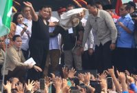 Presiden Prabowo Subianto melepas baju; sumber: https://www.inews.id/