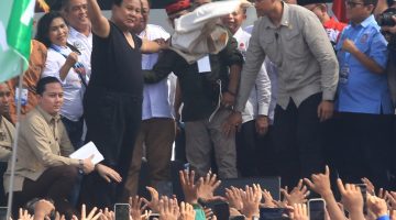 Presiden Prabowo Subianto melepas baju; sumber: https://www.inews.id/