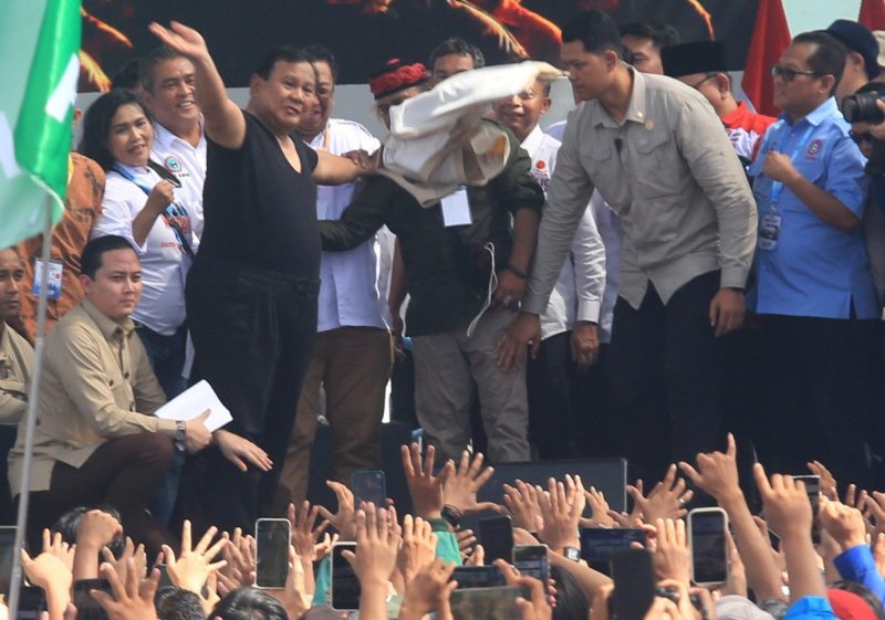 Presiden Prabowo Subianto melepas baju; sumber: https://www.inews.id/