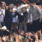 Presiden Prabowo Subianto melepas baju; sumber: https://www.inews.id/