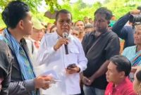 Gubernur NTT, Emanuel Melkiades Laka Lena ketika menjawab aspirasi masyarakat Amfoang yang sudah ditulis di handphone pribadi.
