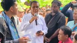 Gubernur NTT, Emanuel Melkiades Laka Lena ketika menjawab aspirasi masyarakat Amfoang yang sudah ditulis di handphone pribadi.