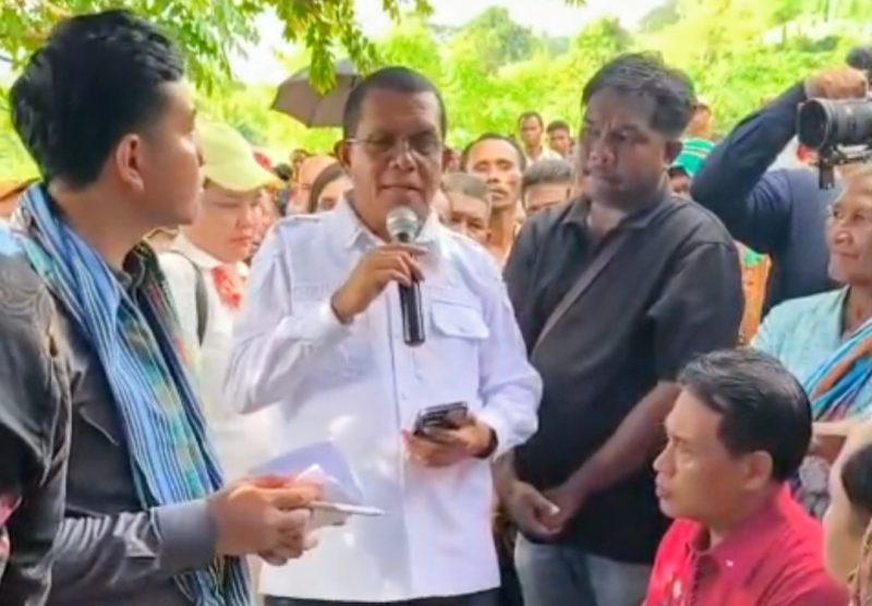 Gubernur NTT, Emanuel Melkiades Laka Lena ketika menjawab aspirasi masyarakat Amfoang yang sudah ditulis di handphone pribadi.