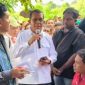 Gubernur NTT, Emanuel Melkiades Laka Lena ketika menjawab aspirasi masyarakat Amfoang yang sudah ditulis di handphone pribadi.