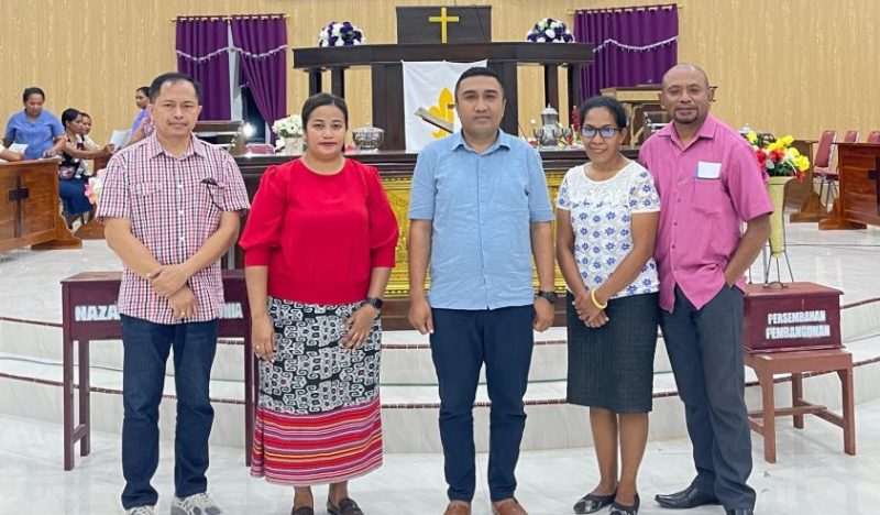 (ki-ka) Pdt.Yefta H. Bani, Suhartini, Pdt. Dody Octovianus (KMK Kupang Barat); Pdt.Laura I.D.Tanesab dan Bapak De Fretes; ft: Kiriman Pdt. Yefta
