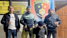 Tim Resmob Satreskrim Polres Kupang menangkap salah satu pelaku pencurian hand traktor.