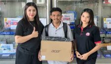 Yusinta Nenobahan bersama Allo Punuf usai membeli laptop untuk keperluan kuliah.