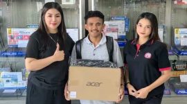 Yusinta Nenobahan bersama Allo Punuf usai membeli laptop untuk keperluan kuliah.