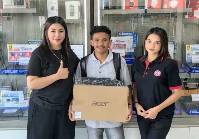 Yusinta Nenobahan bersama Allo Punuf usai membeli laptop untuk keperluan kuliah.