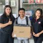 Yusinta Nenobahan bersama Allo Punuf usai membeli laptop untuk keperluan kuliah.