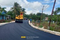 Proses pengaspalan ruas jalan Oeltua - Binlaka - Tunfeu oleh CV Laksman 