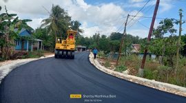 Proses pengaspalan ruas jalan Oeltua - Binlaka - Tunfeu oleh CV Laksman 