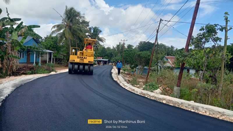 Proses pengaspalan ruas jalan Oeltua - Binlaka - Tunfeu oleh CV Laksman 