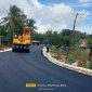 Proses pengaspalan ruas jalan Oeltua - Binlaka - Tunfeu oleh CV Laksman 