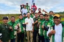 Anggota DPR RI Fraksi PKB, Usman Husin bersama para penyuluh pertanian di Sumba, NTT.