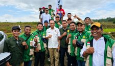 Anggota DPR RI Fraksi PKB, Usman Husin bersama para penyuluh pertanian di Sumba, NTT.