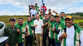Anggota DPR RI Fraksi PKB, Usman Husin bersama para penyuluh pertanian di Sumba, NTT.
