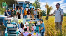 Usman Husin bersama Petani di Noekele dan juga berkesempatan melihat langsung kondisi persawahan para petani.
