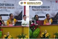 Kepala Dinas PUPR NTT memaparkan pentingnya pembangunan infrastruktur yang tangguh, berkelanjutan, dan adaptif terhadap perubahan di Universitas Citra Bangsa.
