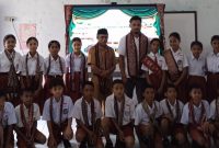 Lulusan SD I Nekmese 2025/2026, Guru Kelas 6 & Kepala Sekolah; ft: Trini