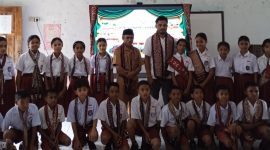 Lulusan SD I Nekmese 2025/2026, Guru Kelas 6 & Kepala Sekolah; ft: Trini