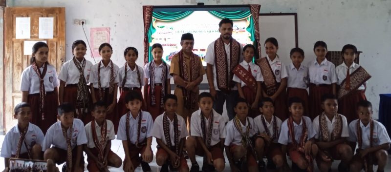 Lulusan SD I Nekmese 2025/2026, Guru Kelas 6 & Kepala Sekolah; ft: Trini