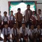 Lulusan SD I Nekmese 2025/2026, Guru Kelas 6 & Kepala Sekolah; ft: Trini
