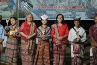 Juri dan para pemenang lomba tari; foto: Ansel