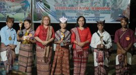 Juri dan para pemenang lomba tari; foto: Ansel