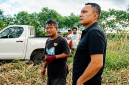 Dua tokoh politik NTT bertemu di lahan pertanian jagung, Simon Petrus Kamlasi dan dr. Kornelis Kodi Mete.