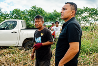 Dua tokoh politik NTT bertemu di lahan pertanian jagung, Simon Petrus Kamlasi dan dr. Kornelis Kodi Mete.
