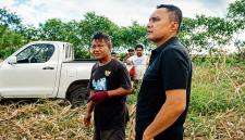 Dua tokoh politik NTT bertemu di lahan pertanian jagung, Simon Petrus Kamlasi dan dr. Kornelis Kodi Mete.