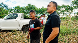 Dua tokoh politik NTT bertemu di lahan pertanian jagung, Simon Petrus Kamlasi dan dr. Kornelis Kodi Mete.