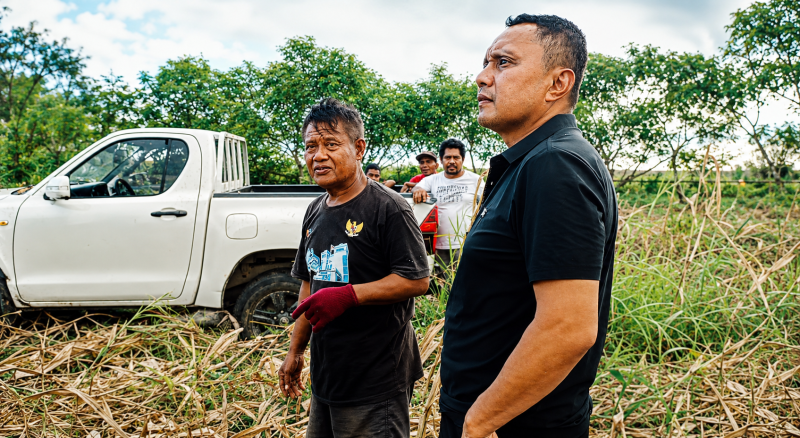 Dua tokoh politik NTT bertemu di lahan pertanian jagung, Simon Petrus Kamlasi dan dr. Kornelis Kodi Mete.