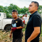 Dua tokoh politik NTT bertemu di lahan pertanian jagung, Simon Petrus Kamlasi dan dr. Kornelis Kodi Mete.