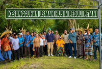 Anggota DPR RI Fraksi PKB, Usman Husin bersama petani di Kabupaten Rote Ndao, NTT.
