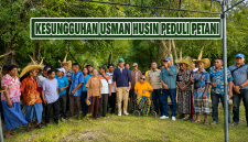Anggota DPR RI Fraksi PKB, Usman Husin bersama petani di Kabupaten Rote Ndao, NTT.