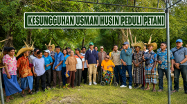 Anggota DPR RI Fraksi PKB, Usman Husin bersama petani di Kabupaten Rote Ndao, NTT.