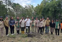 Anggota DPR RI Fraksi PKB, Usman Husin hadiri langsung proses penanaman anakan durian unggul di Kecamatan Oenino, Kabupaten TTS, Provinsi NTT.
