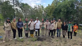 Anggota DPR RI Fraksi PKB, Usman Husin hadiri langsung proses penanaman anakan durian unggul di Kecamatan Oenino, Kabupaten TTS, Provinsi NTT.