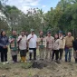 Anggota DPR RI Fraksi PKB, Usman Husin hadiri langsung proses penanaman anakan durian unggul di Kecamatan Oenino, Kabupaten TTS, Provinsi NTT.