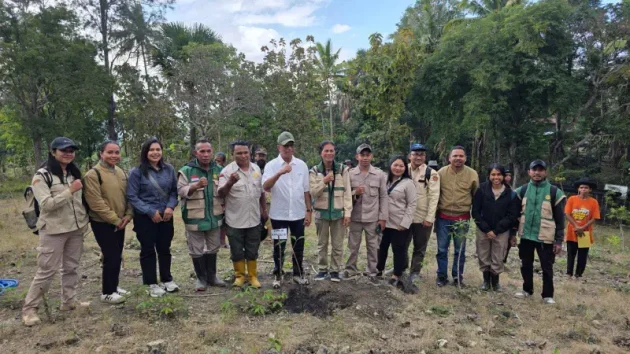 Anggota DPR RI Fraksi PKB, Usman Husin hadiri langsung proses penanaman anakan durian unggul di Kecamatan Oenino, Kabupaten TTS, Provinsi NTT.
