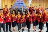 Sebagaian mahasiswa STIKUM foto bersama Direktur STIKUM usai yudisium.