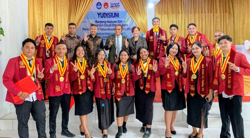 Sebagaian mahasiswa STIKUM foto bersama Direktur STIKUM usai yudisium.