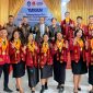 Sebagaian mahasiswa STIKUM foto bersama Direktur STIKUM usai yudisium.