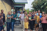 Anggota DPR RI Fraksi PKB, Usman Husin bersama petani Kupang Timur usai penyerahan bantuan aspirasi traktor.