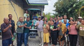 Anggota DPR RI Fraksi PKB, Usman Husin bersama petani Kupang Timur usai penyerahan bantuan aspirasi traktor.