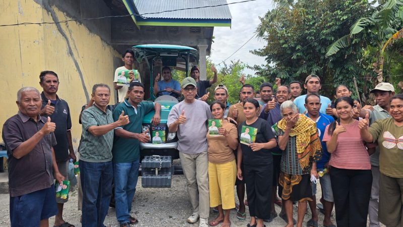 Anggota DPR RI Fraksi PKB, Usman Husin bersama petani Kupang Timur usai penyerahan bantuan aspirasi traktor.